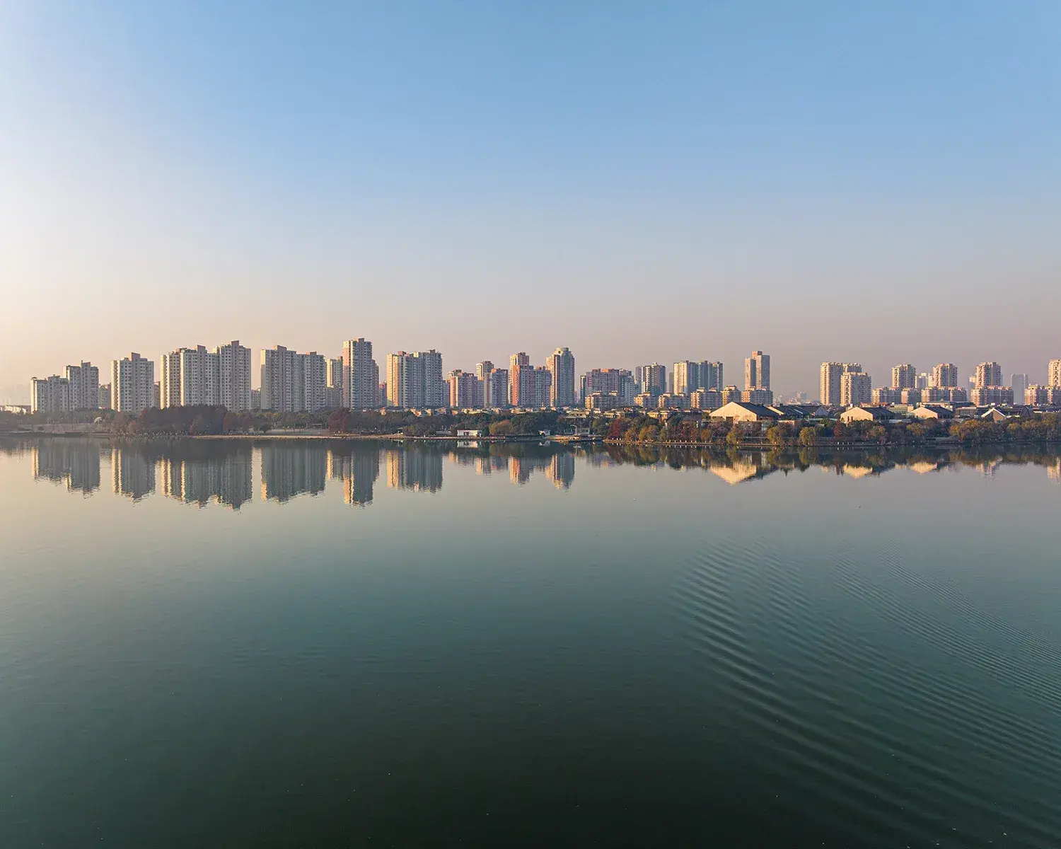 始终与当地经济实体